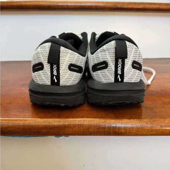 Brooks Revel Women’s Athletic Shoes in White and Black - Picture 3 of 4